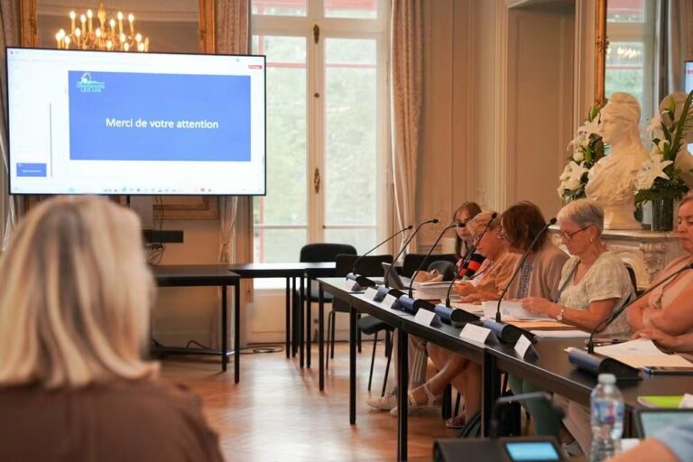 Écran de présentation et micros sur la table lors du Conseil d’Administration du CCAS de Dammarie-lès-Lys.