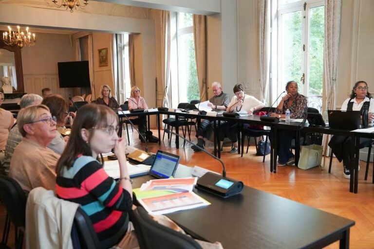Les membres du Conseil d’Administration du CCAS de Dammarie-lès-Lys réunis autour des tables de séance.