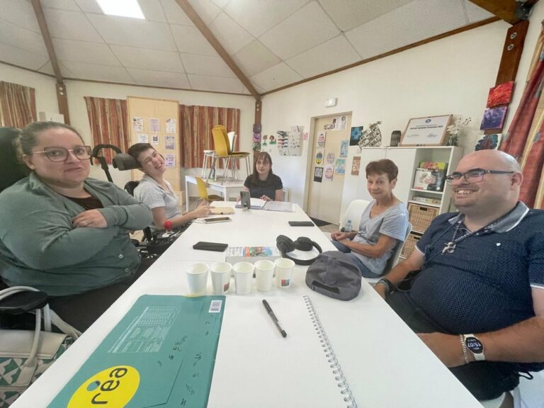 Les membres de Tous en Cœur réunis autour de la grande table de la Halte-Répit Alzheimer du Bois du Lys.